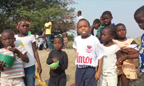 Mãos segurando moedas e uma planta crescendo