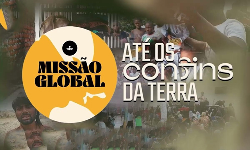 Mãos segurando moedas e uma planta crescendo